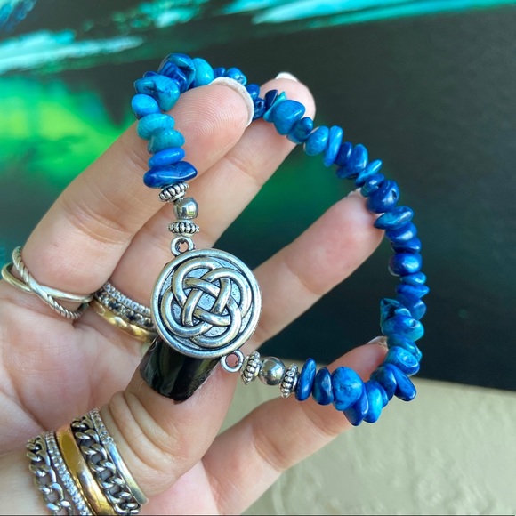 Blue coral chips & celtic knot coin charm bracelet - Picture 7 of 10